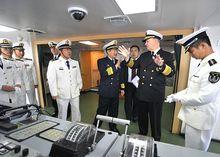 美海軍作戰長葛雷訪問蘭州艦橋