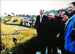 1992年，馬志民陪同鄧小平視察錦繡中華