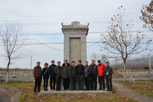 圖為八路軍後代在長寧飛機場舊址合影