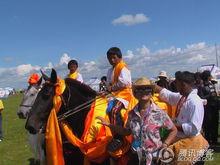 記者何紅採訪“那達慕”賽馬冠軍