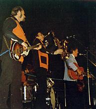 1974年，比爾·哈利（右1）與樂隊演出