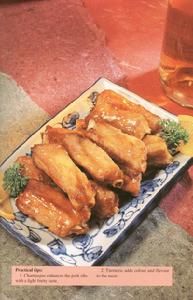 菜 名： 香檳骨 主 料： 腩排1斤（600克），蛋黃1隻，生粉2湯匙，香檳酒2湯匙，鮮橙片及芫荽數片。 配 料： 醃料：鹽及糖各1茶匙，蒜茸1/2湯匙，乾蔥茸、生粉各1湯匙，胡椒粉1/4茶匙，香檳酒2湯匙。芡汁料：香檳酒、水各1/2杯，鹽1/2茶匙，糖2湯匙，黃姜粉1茶匙。 做 法： 1、腩排洗淨、斬2英寸長段抹乾，與醃料拌勻放1小時，用蛋黃液拌勻，粘上薄薄一層生粉。2、燒熱小半鑊油，將腩排放下，用中火炸至金黃色（約六成熟），取出，瀝乾油。3、在熱鍋中把芡汁煮滾，腩排放回芡汁內，改用中至慢火，蓋上蓋，炆約20-25分鐘至入味及熟透（間中兜翻免粘底），最後贊入香檳酒，兜炒至汁濃，伴鮮橙片及芫荽。 備 註： 製作時間：1小時30分鐘份量：4-5人1、香檳酒含清香的葡萄味，可令腩排清香而不膩。2、黃姜粉可加添菜式的顏色及香味。