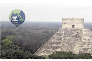 2010年11月28日，在墨西哥坎昆的奇琴伊查瑪雅古城遺址旁，綠色和平組織升起一個巨大的熱氣球，呼籲人們保護環境。