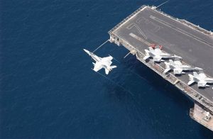 “超級大黃蜂”戰鬥機飛過航空母艦