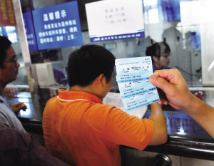 動車組上午正式開售後，市民熱衷“動車游”，購票積極，我市一家旅行社一次性就購買了1000多張動車票。