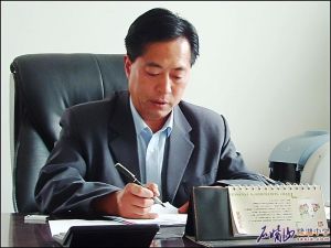 隆湖中學黨支部書記校長石自立