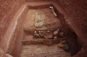 考古發掘現場的一座東漢時期土坑木槨墓。