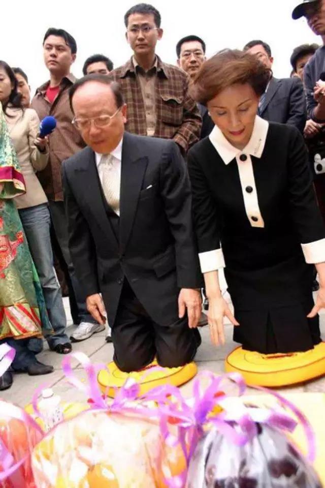 (2000年，蔣孝嚴夫婦大陸祭母)