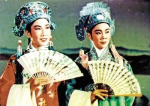 袁雪芬（左）飾祝英台，范瑞娟飾梁山伯，1953年劇照