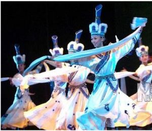 內蒙古呼倫貝爾市陳巴爾虎旗烏蘭牧騎的演員在表演舞蹈。