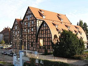 比得哥什比得哥什是起源於一個稱為Bydgoszcz的捕魚聚居地(拉丁語稱為Bydgostia)，該市成為維斯瓦河貿易路線上的一個據點。13世紀該市成為隃一個城堡領主的所在地，1238年第一次被提及。比得哥什1331年-1337年被條頓騎士團占領，後來被國王卡西米爾三世收復，並於1346年4月19日授予比得哥什成為城市的權利。該市日後湧進了很多德國人和猶太人。15-16世紀比得哥什是一個玉蜀黍貿易的重要地點。1657年比得哥什條約於比得哥什簽訂。比得哥什一直是大波蘭的城市，直至1772年第一次瓜分波蘭中割讓予普魯士王國為止。在這個時候，由比得哥什至連線拿確諾河與向北流向的維斯瓦河的運河建成，首先經過巴達河到向西流向的盧得河，再依次經過華他河流到奧得河。1807年比得哥什成為了華沙公國的一部分。1815年比得哥什復歸普魯士統治，成為自治的波茲南大公國的一部分和比得哥什地區的首府。於1871年後該市是德意志帝國的波茲南省的一部分。第一次世界大戰和大波蘭起義之後，比得哥什1919年回歸波蘭。1938年比得哥什轉屬於波美拉尼亞省。1939年-1945年第二次世界大戰時期，比得哥什被納粹德國占領併合併到行政從屬區域。1939年9月3日，大戰剛開始不久，抵抗納粹德國的比得哥什流血星期日事件發生了，大量的波蘭人及德國人被殺; 9月9日德國防衛軍占領比得哥什之後，該事件後來被納粹宣傳隊利用作藉口報復波蘭人。該市的猶太人市民被抑壓，上千的人被送往集中營或被處死。根據新世界百科全書 的資料，37,000名比得哥什市民於戰爭中死亡。
