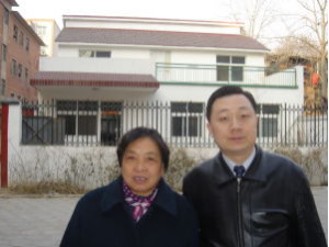 2005年04月21日作者焦歌與“時代先鋒”任長霞同志母親蔣秀蘭合影留念