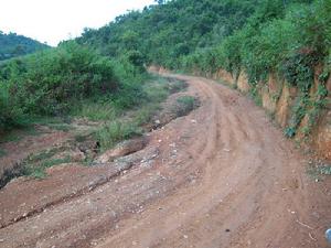 雲南省鳳慶縣營盤鎮三塔村進村道路