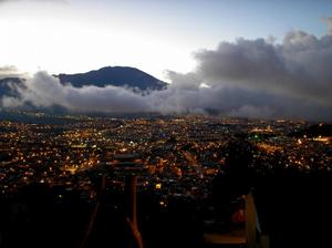 帕斯托日出（背景上為蓋利勒斯火山）