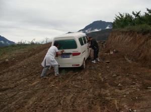 在去布瓦村下鄉路途中,院長推車繼續前進