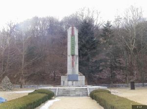矗立在韓國黃土峴的東學革命軍紀念塔