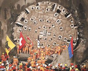大批工人見證隧道貫通的重要時刻