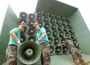 （圖）韓國士兵在“三八線”附近拆除對朝進行宣傳的喇叭 