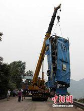 出事客車被吊上公路