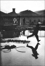這張照片是布列松抓拍藝術中代表性名作。