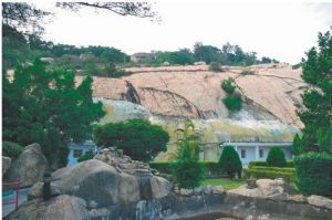 擎天石室，建於花崗岩山地下 