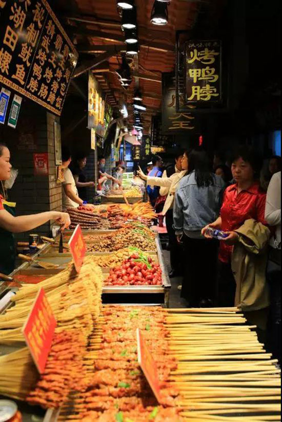 據說，每座城市都有一條“專坑外地人”的美食街……