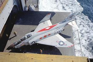F4H-1在航母上進行測試
