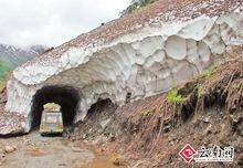 獨龍江公路改建前簡易公路上特有的雪洞