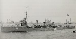 1917年7月4日攝於亞得里亞海布林迪西港，艦首字母R是地中海作戰