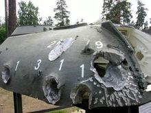 坦克炮塔被穿甲彈射擊後慘狀，最厚正面也被洞穿。