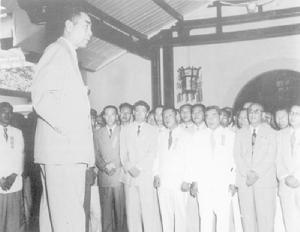 周總理在雅加達接見僑領，前排右五為何隆朝