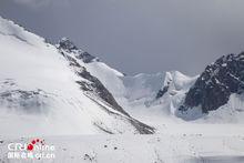 明鐵蓋山谷盡頭的冰川雪山