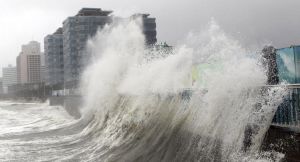 颱風“三巴”登入韓國，狂風暴雨掀巨浪。