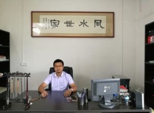 曾慶華先生在自己的辦公室工作照