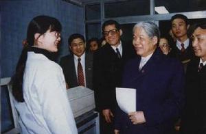 1995年11月26日至12月2日，杜梅參觀北大方正公司