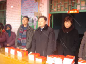 2005年04月14日焦歌同志在河南省中牟縣貧困村贈書並宣傳黨的優良傳統（2006年）