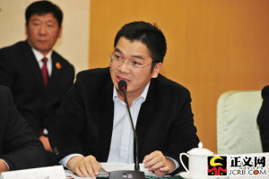 廣東省湛江市中級法院行政庭副庭長蔣陽兵向最美檢察官提問
