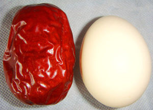 和田玉棗與雞蛋的對比圖