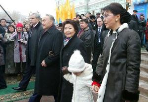 （圖）納扎爾巴耶夫（前、左二）與家人一起