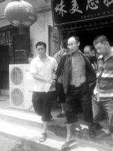 丁金華在禹州一拉麵館乞討時被警方抓獲