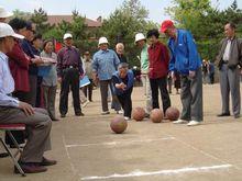 內蒙古大學在進行離退人員娛樂體育項目