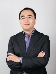 閻志[卓爾控股有限公司董事長]