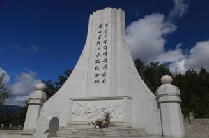 青山里大捷紀念碑位於吉林省和龍市青山村