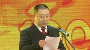 總導演焦歌團長在紅軍戰士王定國百歲華誕文藝演出開始前發表講話（2012年）