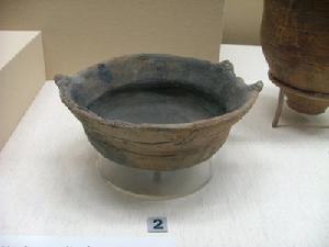 晚期的陶器-皿形陶器（千葉縣鋾子市余山貝冢出土）