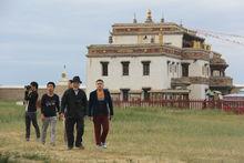 2014年與學生們在蒙古杭蓋山一個喇嘛廟