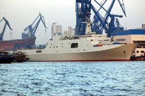 中國071型船塢登入艦第二艘即將完工。