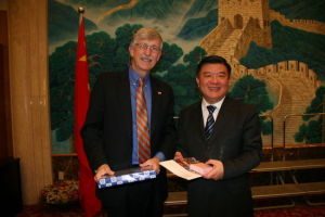 2010年，中國衛生部陳竺部長會見美國國立衛生研究院院長柯林斯