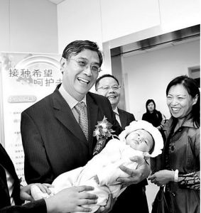 2008年10月8日，在北京朝陽區疾病控制中心“7價肺炎球菌結合疫苗”接種現場，中國疾病預防和控制中心流行病學首席科學家曾光教授和接種肺炎球菌疫苗“全國第一針”的寶寶合影。