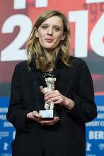 米婭·漢森-洛夫在柏林國際電影節獲獎照